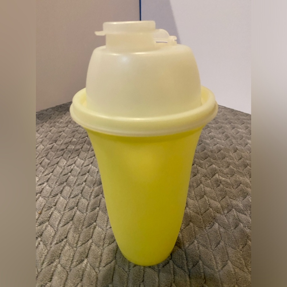 Tupperware Yellow Salad Dressing Shaker Maker Container‎